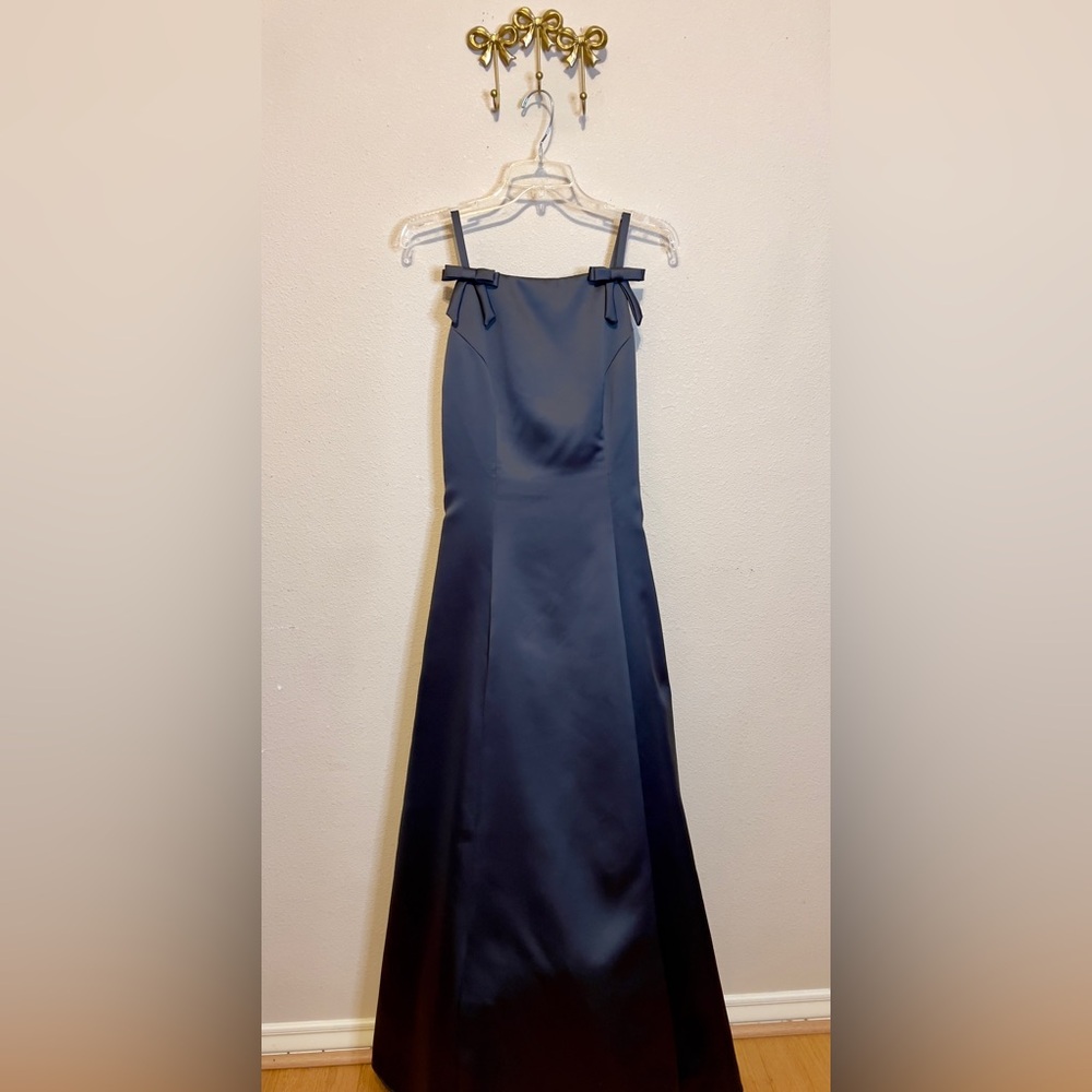 Roberta Bridal Elegant Gray Formal Gown. Perfect for Prom and Party. Size 7/8